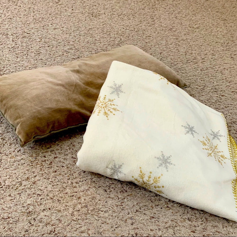 Throw Blanket with Sparkly Snowflake Design